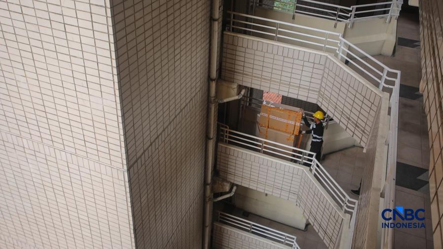 Pekerja mengangkat barang inventaris pada bangunan eks Hotel Sultan di kawasan Gelora Bung Karno (GBK), Jakarta, Rabu (24/6/2026).