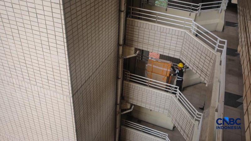 Pekerja mengangkat barang inventaris pada bangunan eks Hotel Sultan di kawasan Gelora Bung Karno (GBK), Jakarta, Rabu (24/6/2026).