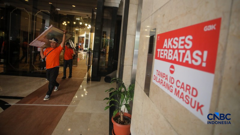 Pekerja mengangkat barang inventaris pada bangunan eks Hotel Sultan di kawasan Gelora Bung Karno (GBK), Jakarta, Rabu (24/6/2026). (CNBC Indonesia/Faisal Rahman)