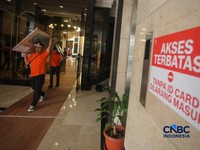 Pekerja mengangkat barang inventaris pada bangunan eks Hotel Sultan di kawasan Gelora Bung Karno (GBK), Jakarta, Rabu (24/6/2026). (CNBC Indonesia/Faisal Rahman)