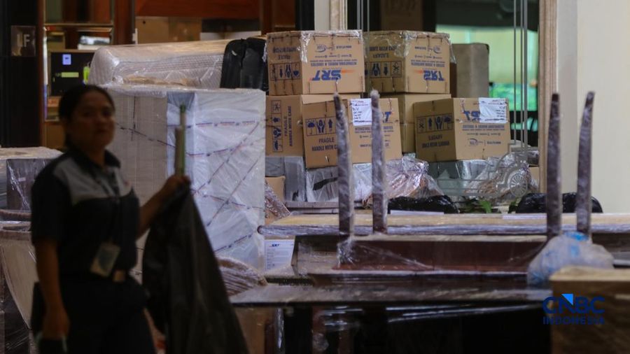 Pekerja mengangkat barang inventaris pada bangunan eks Hotel Sultan di kawasan Gelora Bung Karno (GBK), Jakarta, Rabu (24/6/2026).