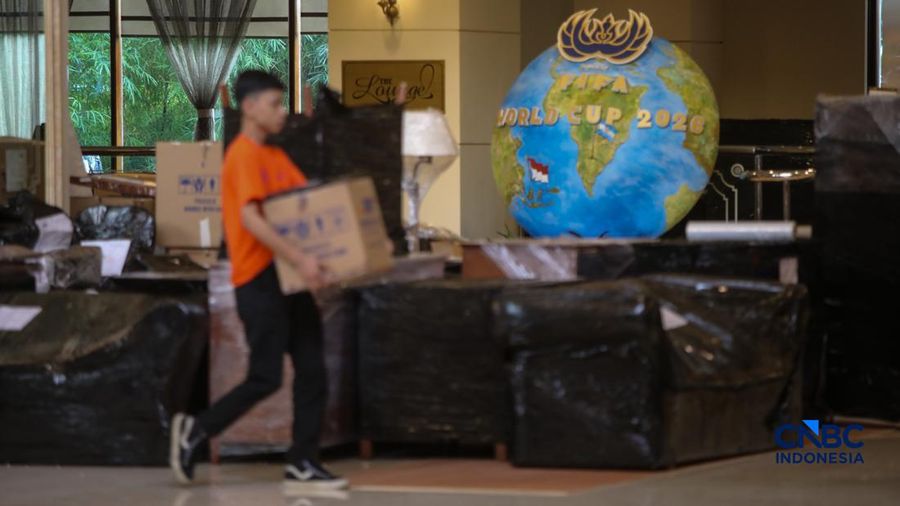 Pekerja mengangkat barang inventaris pada bangunan eks Hotel Sultan di kawasan Gelora Bung Karno (GBK), Jakarta, Rabu (24/6/2026). (CNBC Indonesia/Faisal Rahman)