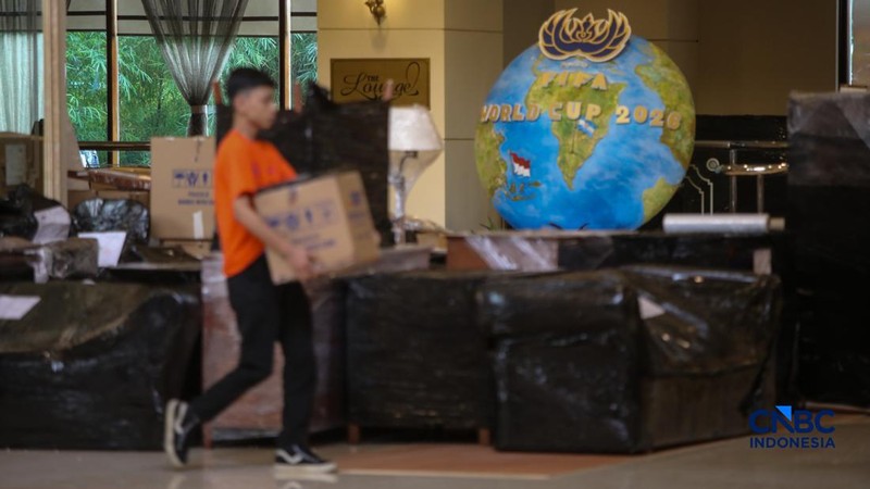 Pekerja mengangkat barang inventaris pada bangunan eks Hotel Sultan di kawasan Gelora Bung Karno (GBK), Jakarta, Rabu (24/6/2026). (CNBC Indonesia/Faisal Rahman)
