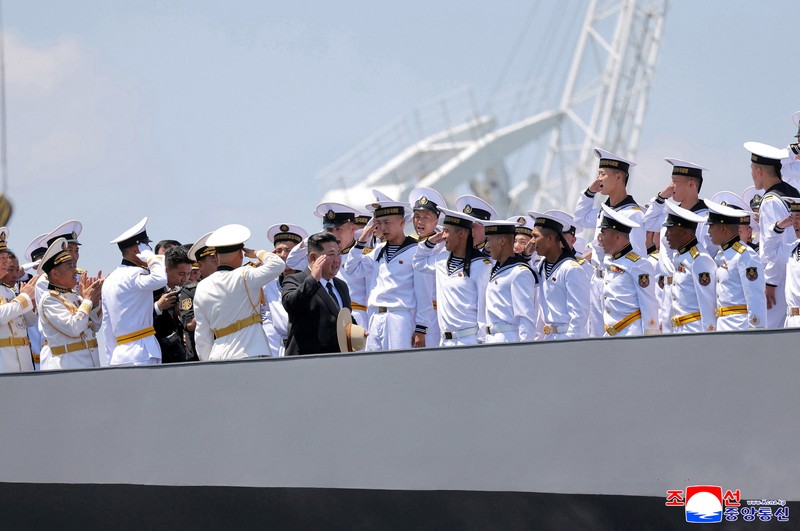 Pemimpin Korea Utara Kim Jong Un memberi hormat saat upacara peresmian kapal perusak serbaguna baru Choe Hyon di pelabuhan Nampho, Korea Utara, 23 Juni 2026, dalam foto yang dirilis oleh Kantor Berita Pusat Korea (KCNA) resmi Korea Utara. (KCNA via REUTERS)