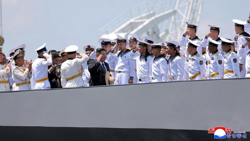 Pemimpin Korea Utara Kim Jong Un membalas penghormatan dari para pelaut selama upacara peresmian kapal perusak serbaguna baru Choe Hyon di pelabuhan Nampho, Korea Utara, 23 Juni 2026, dalam foto yang dirilis oleh Kantor Berita Pusat Korea (KCNA) resmi Korea Utara.