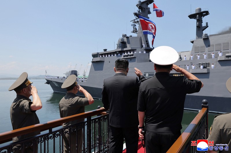Pemimpin Korea Utara Kim Jong Un memberi hormat saat upacara peresmian kapal perusak serbaguna baru Choe Hyon di pelabuhan Nampho, Korea Utara, 23 Juni 2026, dalam foto yang dirilis oleh Kantor Berita Pusat Korea (KCNA) resmi Korea Utara. (KCNA via REUTERS)