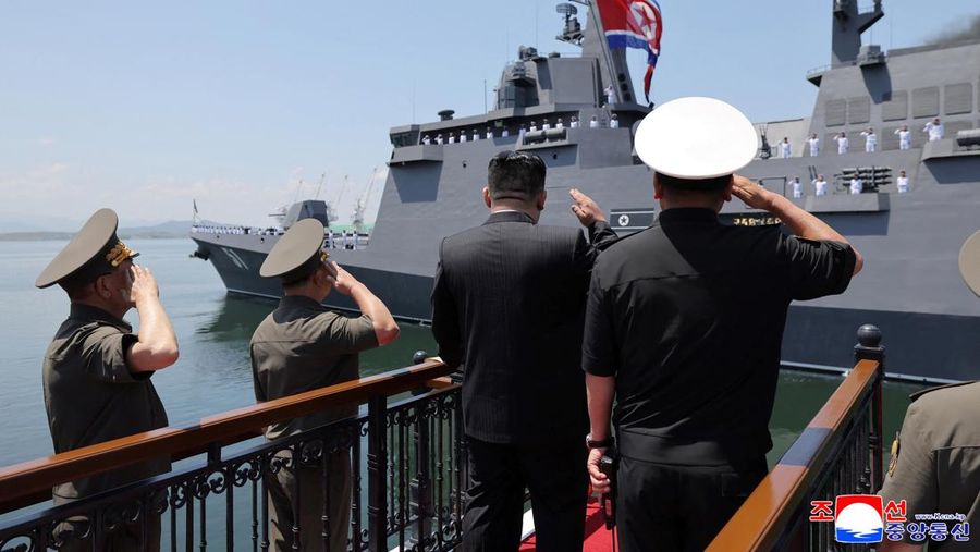 Pemimpin Korea Utara Kim Jong Un memberi hormat saat upacara peresmian kapal perusak serbaguna baru Choe Hyon di pelabuhan Nampho, Korea Utara, 23 Juni 2026, dalam foto yang dirilis oleh Kantor Berita Pusat Korea (KCNA) resmi Korea Utara. (KCNA via R