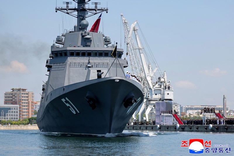 Pemimpin Korea Utara Kim Jong Un memberi hormat saat upacara peresmian kapal perusak serbaguna baru Choe Hyon di pelabuhan Nampho, Korea Utara, 23 Juni 2026, dalam foto yang dirilis oleh Kantor Berita Pusat Korea (KCNA) resmi Korea Utara. (KCNA via REUTERS)