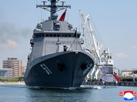 Pemimpin Korea Utara Kim Jong Un menghadiri upacara peresmian kapal perusak serbaguna baru Choe Hyon di pelabuhan Nampho, Korea Utara, 23 Juni 2026, dalam foto yang dirilis oleh Kantor Berita Pusat Korea (KCNA) resmi Korea Utara. (KCNA via REUTERS)