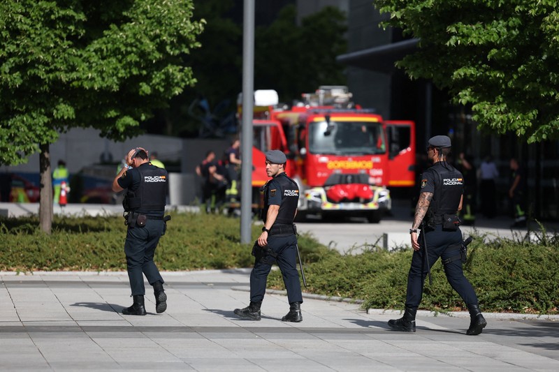Kebakaran yang terjadi di sebuah gedung pencakar langit di Madrid, Spanyol, pada Selasa (23/6/2026) siang berhasil dikendalikan dan tidak menimbulkan korban luka. (Tangkapan Layar Video Reuters/@MANDY84104473 VIA X)