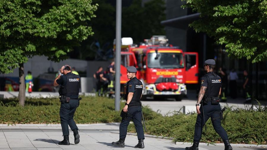 Petugas polisi berjalan di dekat gedung pencakar langit yang menjadi kantor perusahaan minyak Spanyol, Movie, yang dievakuasi karena kebakaran, di Madrid, Spanyol, 23 Juni 2026.