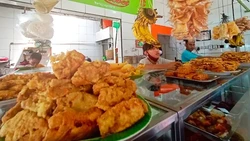 5 Warteg Langganan Artis, Lauk Banyak Harga Bersahabat!