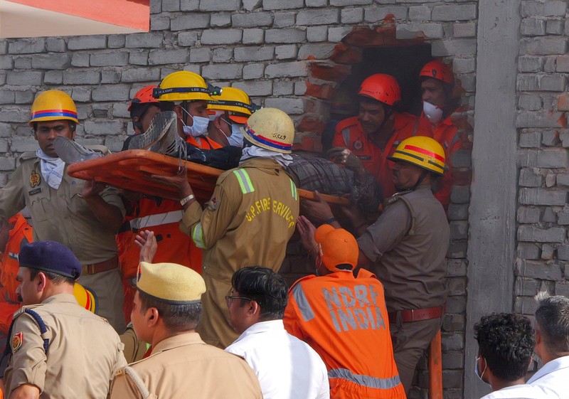 Sedikitnya 15 orang tewas dalam kebakaran di sebuah pusat animasi di negara bagian Uttar Pradesh, India utara, Senin (22/6/2026). (REUTERS/Naeem Ansari)