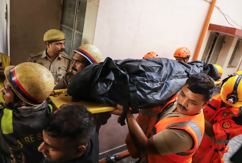 Sedikitnya 15 orang tewas dalam kebakaran di sebuah pusat animasi di negara bagian Uttar Pradesh, India utara, Senin (22/6/2026). (REUTERS/Naeem Ansari)