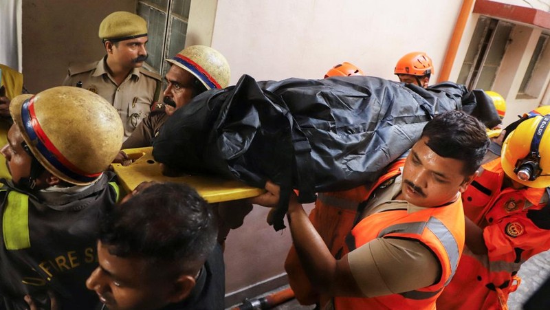 Sedikitnya 15 orang tewas dalam kebakaran di sebuah pusat animasi di negara bagian Uttar Pradesh, India utara, Senin (22/6/2026). (REUTERS/Naeem Ansari)