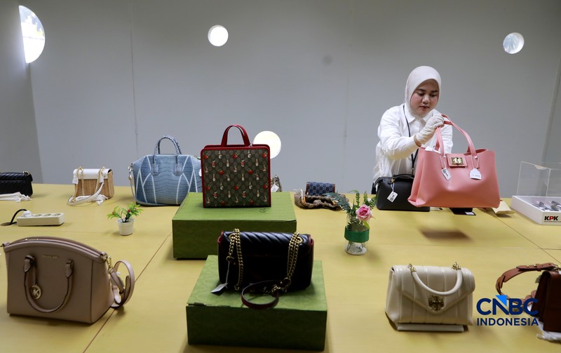 Sejumlah barang rampasan perkara Kemnaker ditampilkan di Rumah Penyimpanan Benda Sitaan Negara (Rupbasan) KPK, Cawang, Jakarta, Rabu (24/6/2026). (CNBC Indonesia/Muhammad Sabki)