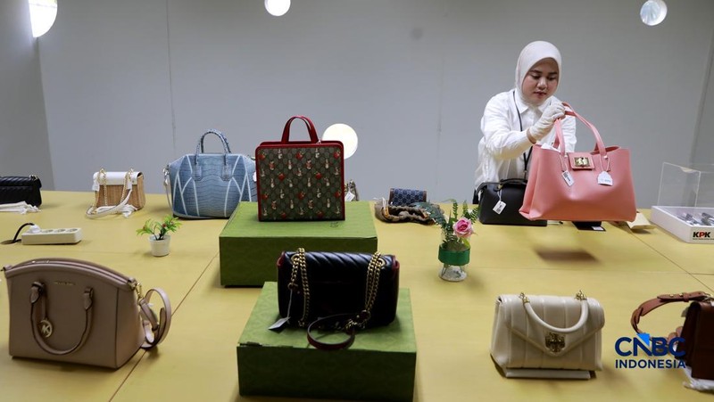 Sejumlah barang rampasan perkara Kemnaker ditampilkan di Rumah Penyimpanan Benda Sitaan Negara (Rupbasan) KPK, Cawang, Jakarta, Rabu (24/6/2026). (CNBC Indonesia/Muhammad Sabki)