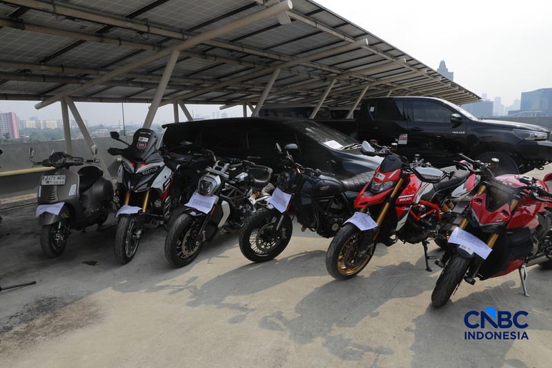 Sejumlah barang rampasan perkara Kemnaker ditampilkan di Rumah Penyimpanan Benda Sitaan Negara (Rupbasan) KPK, Cawang, Jakarta, Rabu (24/6/2026). (CNBC Indonesia/Muhammad Sabki)