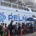 Sejumlah penumpang terlihat mengantre di area keberangkatan sambil menunggu giliran untuk naik ke kapal. (Dok. Pelni)