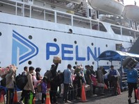 Sejumlah penumpang terlihat mengantre di area keberangkatan sambil menunggu giliran untuk naik ke kapal. (Dok. Pelni)
