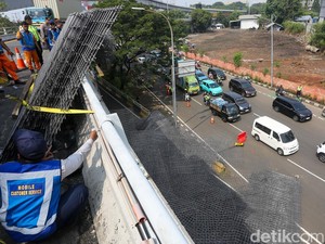 Ngerinya Pagar Besi Jatuh dari Layang Tomang Saat Truk Trailer Celaka