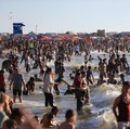 Warga Palestina memadati Pantai Kota Gaza pada Minggu (21/6/2026) untuk menyegarkan diri di tengah musim panas yang menyengat. (REUTERS/DAWOUD ABU ALKAS)