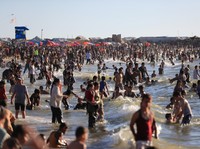 Warga Palestina memadati Pantai Kota Gaza pada Minggu (21/6/2026) untuk menyegarkan diri di tengah musim panas yang menyengat. (REUTERS/DAWOUD ABU ALKAS)