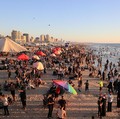 Warga Palestina memadati Pantai Kota Gaza pada Minggu (21/6/2026) untuk menyegarkan diri di tengah musim panas yang menyengat. (REUTERS/DAWOUD ABU ALKAS)