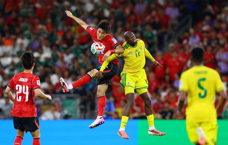Afrika Selatan lolos ke 32 besar Piala Dunia 2026 setelah mengalahkan Korea Selatan pada laga fase grup yang berlangsung di Stadion Monterrey, Meksiko, Kamis (25/6) pagi waktu Indonesia. (REUTERS/Eloisa Sanchez)