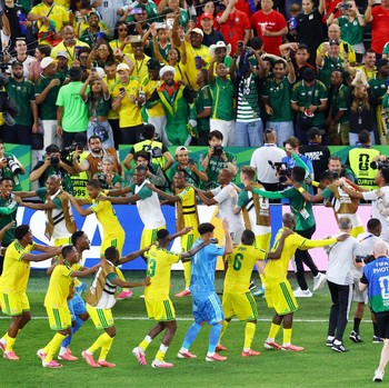 Afrika Selatan lolos ke 32 besar Piala Dunia 2026 setelah mengalahkan Korea Selatan pada laga fase grup yang berlangsung di Stadion Monterrey, Meksiko, Kamis (25/6) pagi waktu Indonesia. (REUTERS/Raquel Cunha)