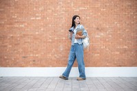 Kaki Kurang Jenjang Tapi Mau Pakai Flare Jeans? Ini Cara Pilih yang Pas