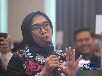Direktur Jenderal EBTKE, Kementerian ESDM, Eniya Listiani Dewi saat menyampaikan pemaparan dalam Energy Forum di Singosari Ballroom-Hotel Borobudur, Jakarta, Kamis (25/6/2026). (CNBC Indonesia/Faisal Rahman)