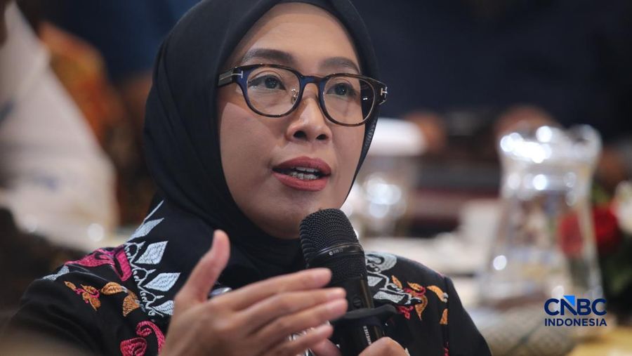 Direktur Jenderal EBTKE, Kementerian ESDM, Eniya Listiani Dewi saat menyampaikan pemaparan dalam Energy Forum di Singosari Ballroom-Hotel Borobudur, Jakarta, Kamis (25/6/2026). (CNBC Indonesia/Faisal Rahman)