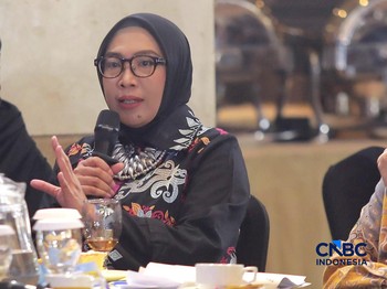 Direktur Jenderal EBTKE, Kementerian ESDM, Eniya Listiani Dewi saat menyampaikan pemaparan dalam Energy Forum di Singosari Ballroom-Hotel Borobudur, Jakarta, Kamis (25/6/2026). (CNBC Indonesia/Muhammad Sabki)