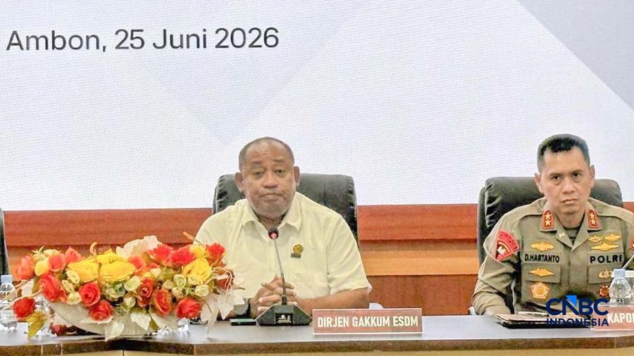 Direktur Jenderal Penegakan Hukum (Dirjen Gakkum) Kementerian Energi dan Sumber Daya Mineral (ESDM), Rilke Jeffri Huwae saat menyampaikan konferensi pers di Ambon, Kamis (25/6/2026). (CNBC Indonesia/Firda Dwi Muliawati)