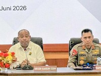 Direktur Jenderal Penegakan Hukum (Dirjen Gakkum) Kementerian Energi dan Sumber Daya Mineral (ESDM), Rilke Jeffri Huwae saat menyampaikan konferensi pers di Ambon, Kamis (25/6/2026). (CNBC Indonesia/Firda Dwi Muliawati)