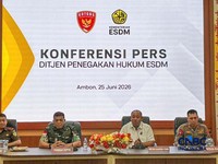 Direktur Jenderal Penegakan Hukum (Dirjen Gakkum) Kementerian Energi dan Sumber Daya Mineral (ESDM), Rilke Jeffri Huwae saat menyampaikan konferensi pers di Ambon, Kamis (25/6/2026). (CNBC Indonesia/Firda Dwi Muliawati)