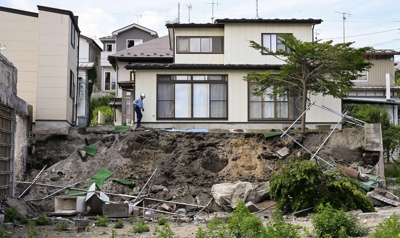 Meski diguncang gempa kuat berkekuatan magnitudo 7,2, wilayah timur laut Jepang tidak mengalami kerusakan besar maupun gangguan serius pada infrastruktur penting. Otoritas setempat juga memastikan tidak ada peringatan tsunami yang dikeluarkan dan fasilitas nuklir di kawasan terdampak tetap beroperasi normal setelah gempa terjadi pada Kamis (25/6/2026) pagi. (Tangkapan Layar Video Reuters/NIPPON TV/JAPAN)