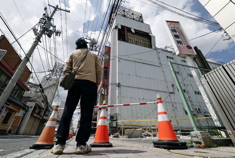 Meski diguncang gempa kuat berkekuatan magnitudo 7,2, wilayah timur laut Jepang tidak mengalami kerusakan besar maupun gangguan serius pada infrastruktur penting. Otoritas setempat juga memastikan tidak ada peringatan tsunami yang dikeluarkan dan fasilitas nuklir di kawasan terdampak tetap beroperasi normal setelah gempa terjadi pada Kamis (25/6/2026) pagi. (Tangkapan Layar Video Reuters/NIPPON TV/JAPAN)