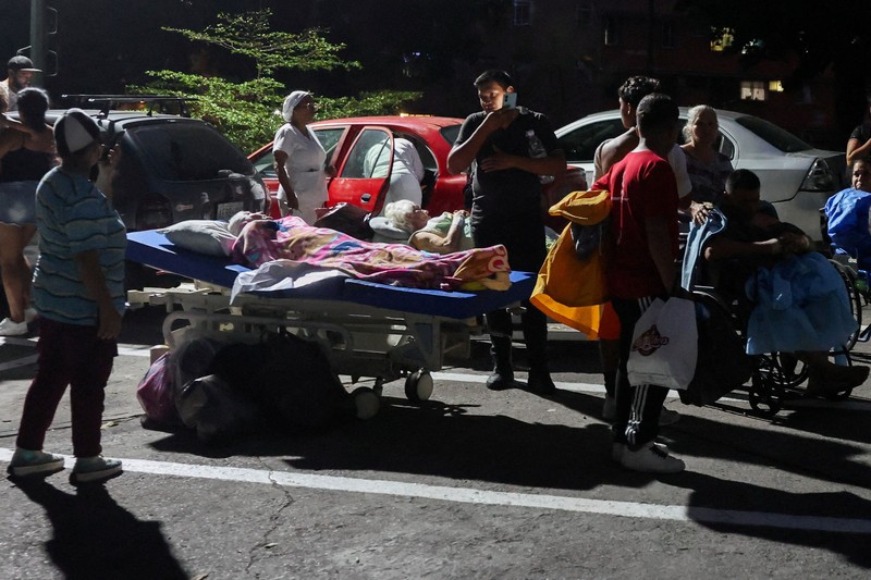 Gempa magnitudo 7,2 melanda Venezuela pada Rabu (24/6) waktu setempat, menyebabkan sejumlah bangunan runtuh. (REUTERS/Leonardo Fernandez Viloria)