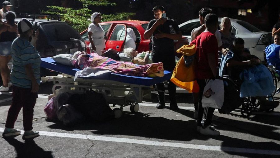 Gempa magnitudo 7,2 melanda Venezuela pada Rabu (24/6) waktu setempat, menyebabkan sejumlah bangunan runtuh. (REUTERS/Leonardo Fernandez Viloria)