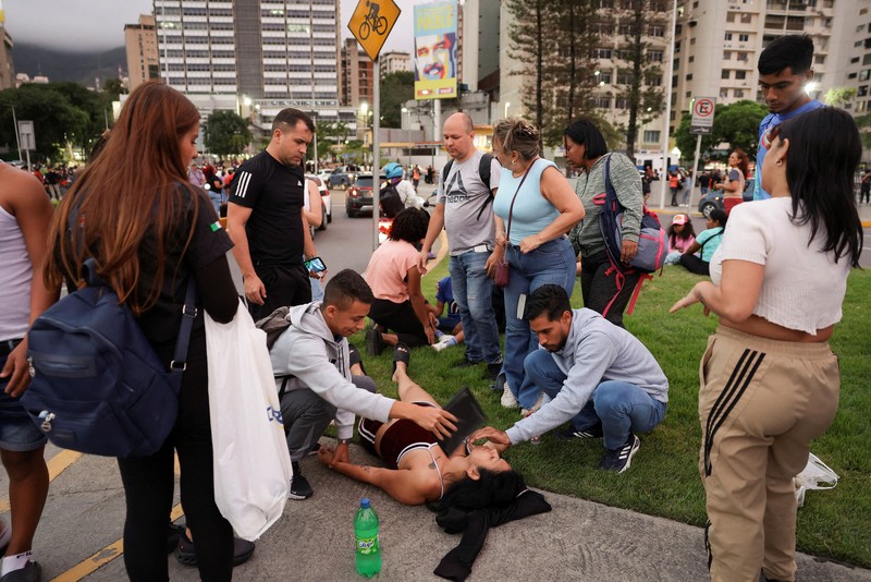 Gempa magnitudo 7,2 melanda Venezuela pada Rabu (24/6) waktu setempat, menyebabkan sejumlah bangunan runtuh. (REUTERS/Leonardo Fernandez Viloria)