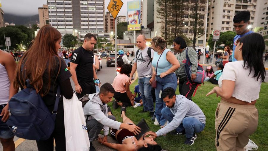 Gempa magnitudo 7,2 melanda Venezuela pada Rabu (24/6) waktu setempat, menyebabkan sejumlah bangunan runtuh. (REUTERS/Leonardo Fernandez Viloria)