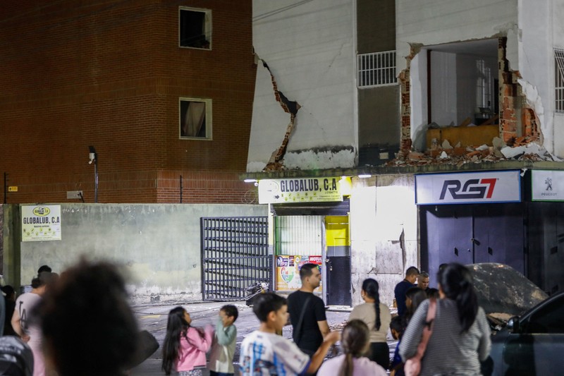 Gempa magnitudo 7,2 melanda Venezuela pada Rabu (24/6) waktu setempat, menyebabkan sejumlah bangunan runtuh. (REUTERS/Leonardo Fernandez Viloria)