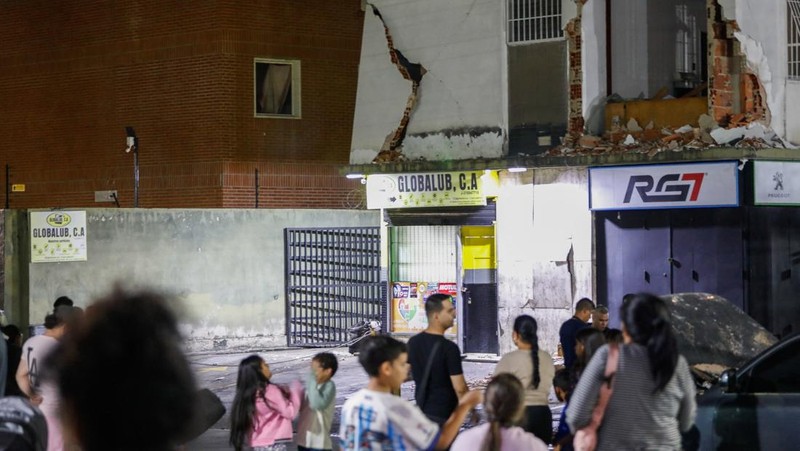 Gempa magnitudo 7,2 melanda Venezuela pada Rabu (24/6) waktu setempat, menyebabkan sejumlah bangunan runtuh. (REUTERS/Leonardo Fernandez Viloria)