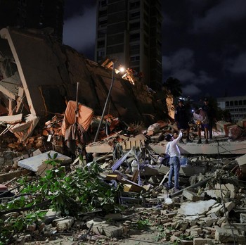 Gempa magnitudo 7,2 dan magnitudo 7,5 melanda Venezuela pada Rabu (24/6) waktu setempat, menyebabkan sejumlah bangunan runtuh. (REUTERS/Leonardo Fernandez Viloria)