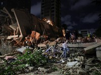 Gempa magnitudo 7,2 dan magnitudo 7,5 melanda Venezuela pada Rabu (24/6) waktu setempat, menyebabkan sejumlah bangunan runtuh. (REUTERS/Leonardo Fernandez Viloria)
