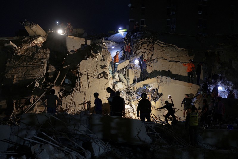 Gempa magnitudo 7,2 melanda Venezuela pada Rabu (24/6) waktu setempat, menyebabkan sejumlah bangunan runtuh. (REUTERS/Leonardo Fernandez Viloria)