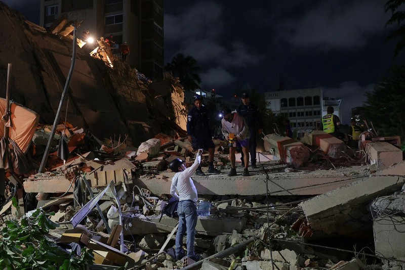 Gempa magnitudo 7,2 melanda Venezuela pada Rabu (24/6) waktu setempat, menyebabkan sejumlah bangunan runtuh. (REUTERS/Leonardo Fernandez Viloria)