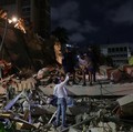 Gempa magnitudo 7,2 melanda Venezuela pada Rabu (24/6) waktu setempat, menyebabkan sejumlah bangunan runtuh. (REUTERS/Leonardo Fernandez Viloria)